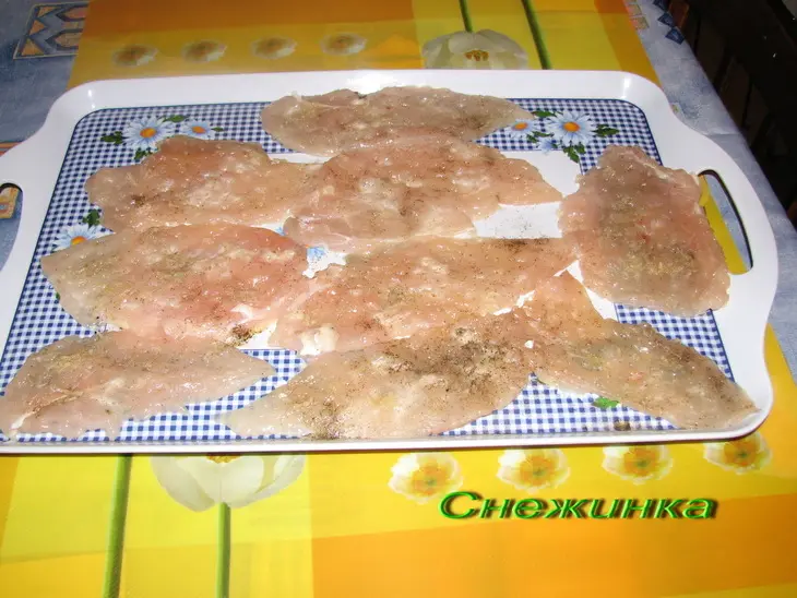 Куриные рулетики в сырной панировке: шаг 1