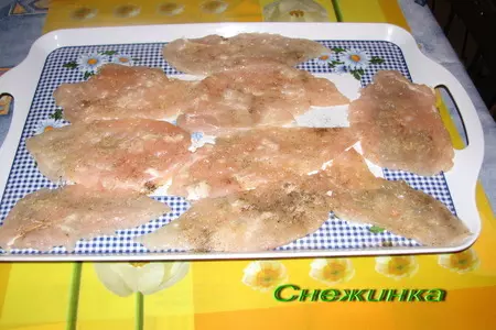 Куриные рулетики в сырной панировке: шаг 1