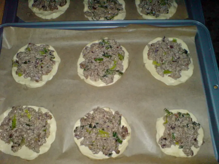 Ватрушки из творожного теста с мясом: шаг 7