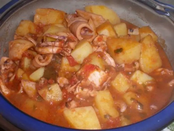 Кальмары тушёные с помидорами: шаг 2