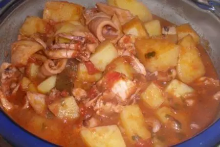 Кальмары тушёные с помидорами: шаг 2