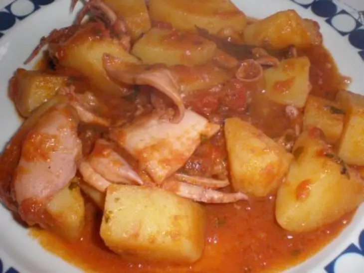 Кальмары тушёные с помидорами: шаг 3