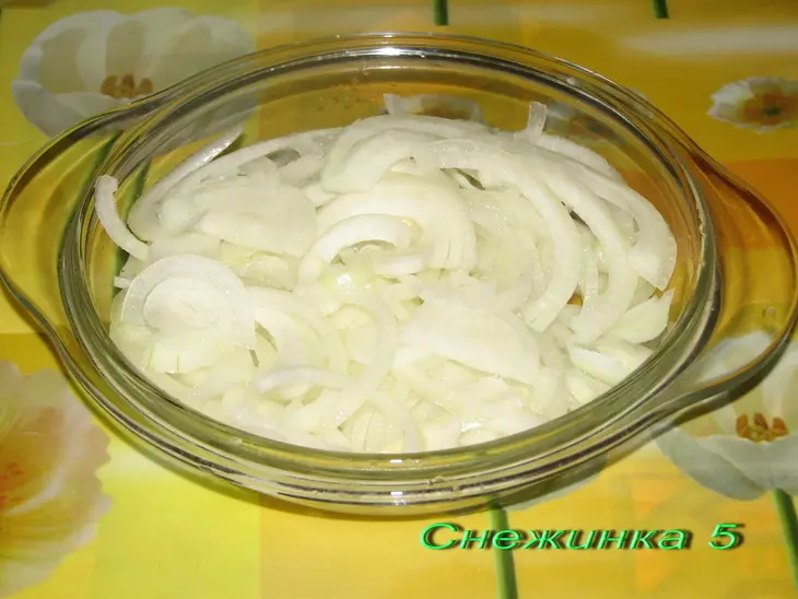 Тресочка на яблочно-луковой перинке под помидорно-сырным одеялом.: шаг 1