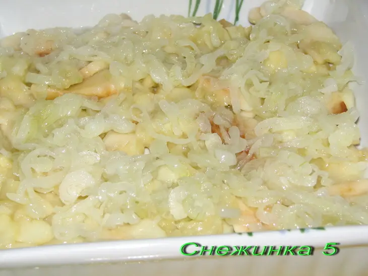 Тресочка на яблочно-луковой перинке под помидорно-сырным одеялом.: шаг 4