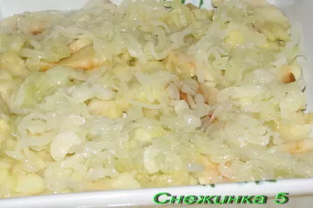 Тресочка на яблочно-луковой перинке под помидорно-сырным одеялом.: шаг 4