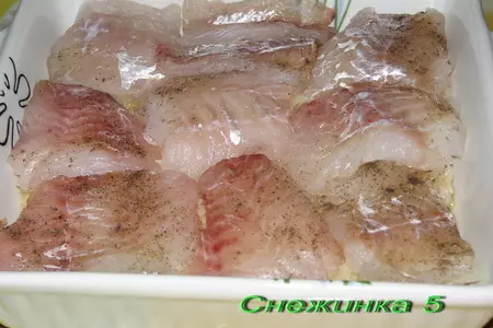 Тресочка на яблочно-луковой перинке под помидорно-сырным одеялом.: шаг 5