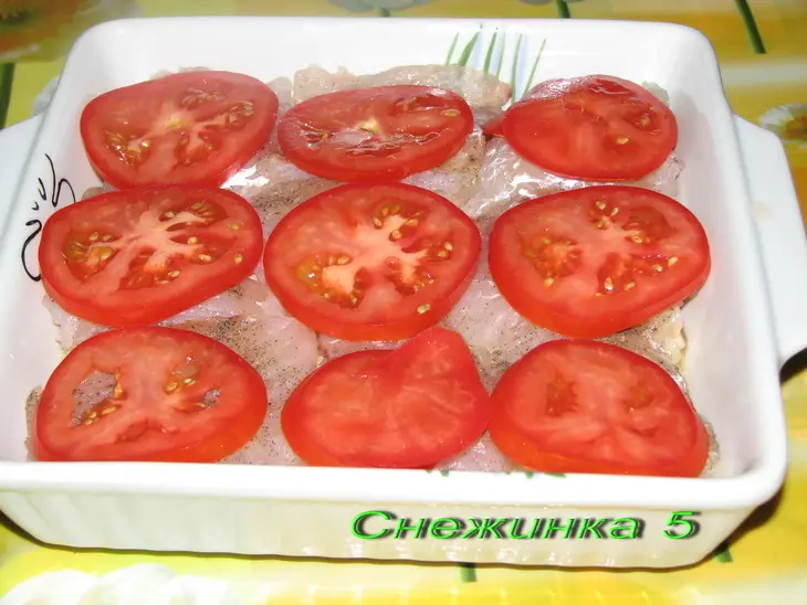 Тресочка на яблочно-луковой перинке под помидорно-сырным одеялом.: шаг 6