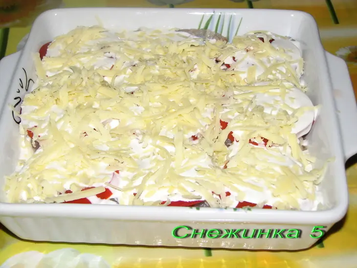 Тресочка на яблочно-луковой перинке под помидорно-сырным одеялом.: шаг 7