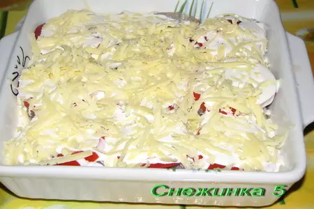 Тресочка на яблочно-луковой перинке под помидорно-сырным одеялом.: шаг 7