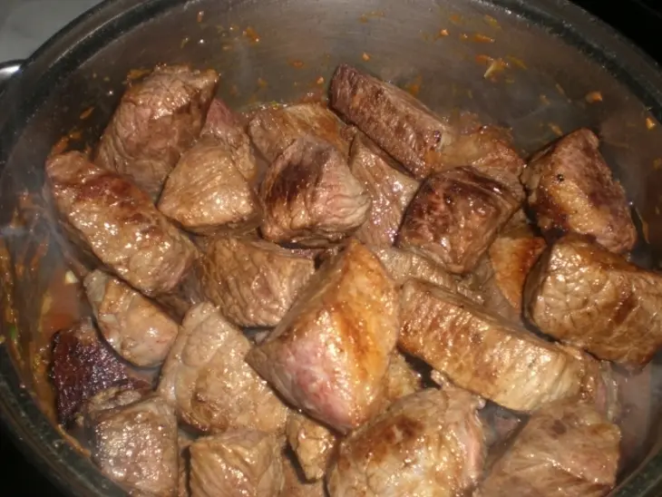 Говядина тушёная с овощами: шаг 4