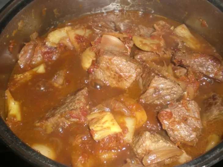 Говядина тушёная с овощами: шаг 6