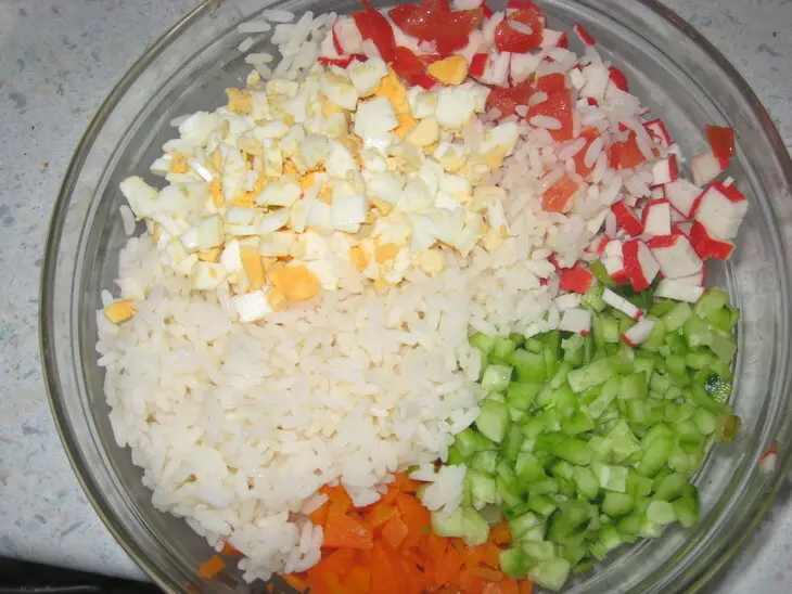 Салат с тунцом и рисом: шаг 1