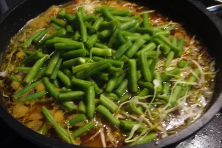 Постный борщ с зеленой стручковой фасолью, грибами и баклажанами: шаг 4
