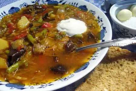 Постный борщ с зеленой стручковой фасолью, грибами и баклажанами: шаг 6