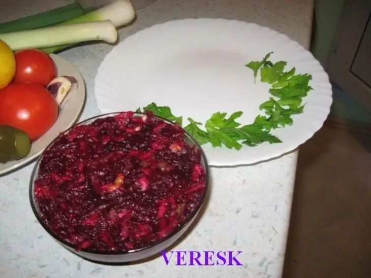 Салат со свеклой "пикантный": шаг 2