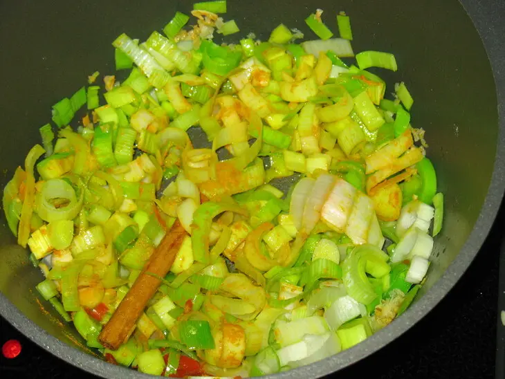 Карри с курицей, нутом, цветной капустой и кокосовым молоком.: шаг 3