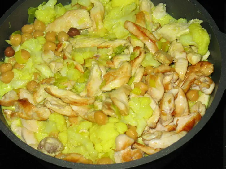 Карри с курицей, нутом, цветной капустой и кокосовым молоком.: шаг 8