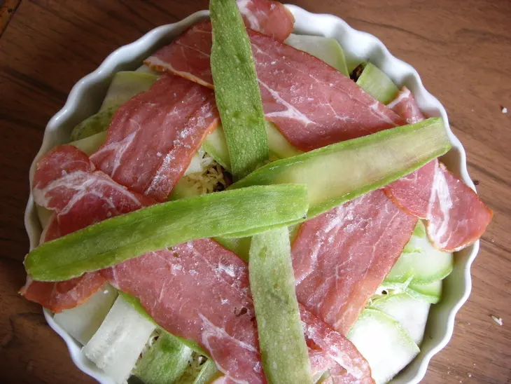 Куриная грудь, запеченная с кабачком, беконом и сыром: шаг 6