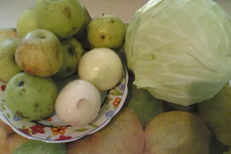 Сосиски с капустой и яблоками по-баварски: шаг 1