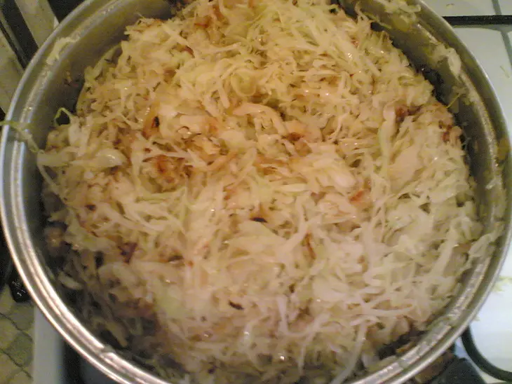 Сосиски с капустой и яблоками по-баварски: шаг 3