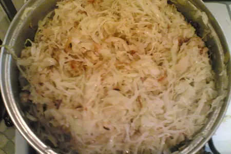 Сосиски с капустой и яблоками по-баварски: шаг 3