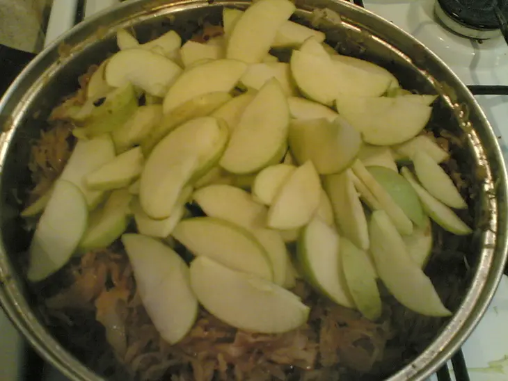 Сосиски с капустой и яблоками по-баварски: шаг 5