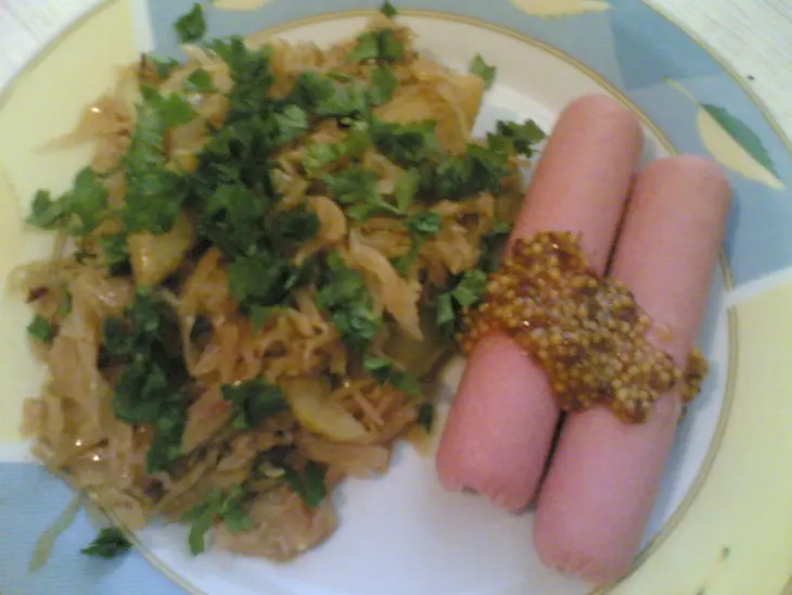 Сосиски с капустой и яблоками по-баварски: шаг 6
