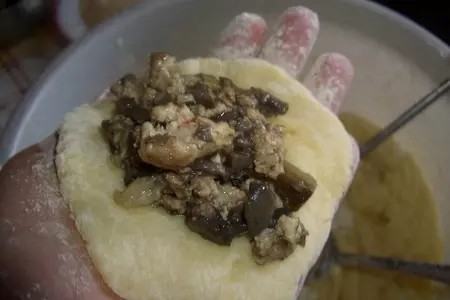 Картофельные зразы с мясо-грибной начинкой: шаг 8