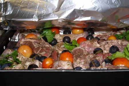 Баранина с черносливом, яблоками и томатами.: шаг 1