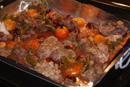 Баранина с черносливом, яблоками и томатами.: шаг 2