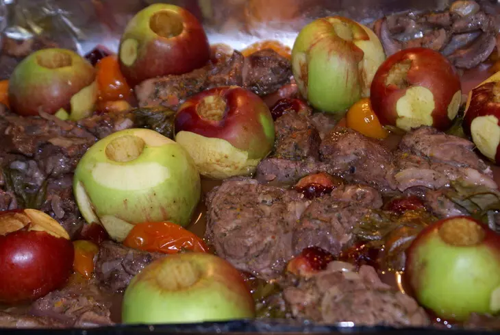 Баранина с черносливом, яблоками и томатами.: шаг 3