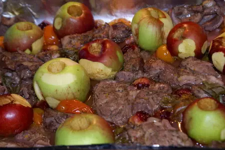 Баранина с черносливом, яблоками и томатами.: шаг 3