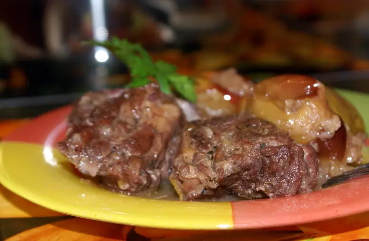 Баранина с черносливом, яблоками и томатами.: шаг 4