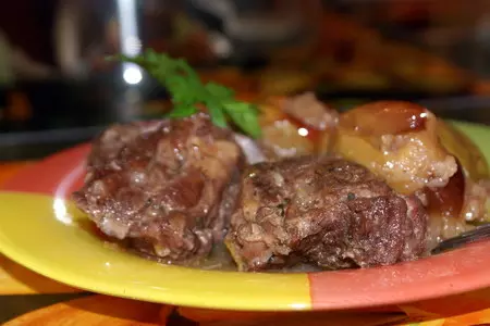 Баранина с черносливом, яблоками и томатами.: шаг 4