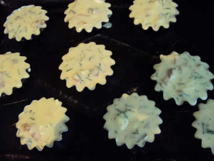 Кексы с копченой рыбой и фетой (cake au poisson fumé et à la feta): шаг 1