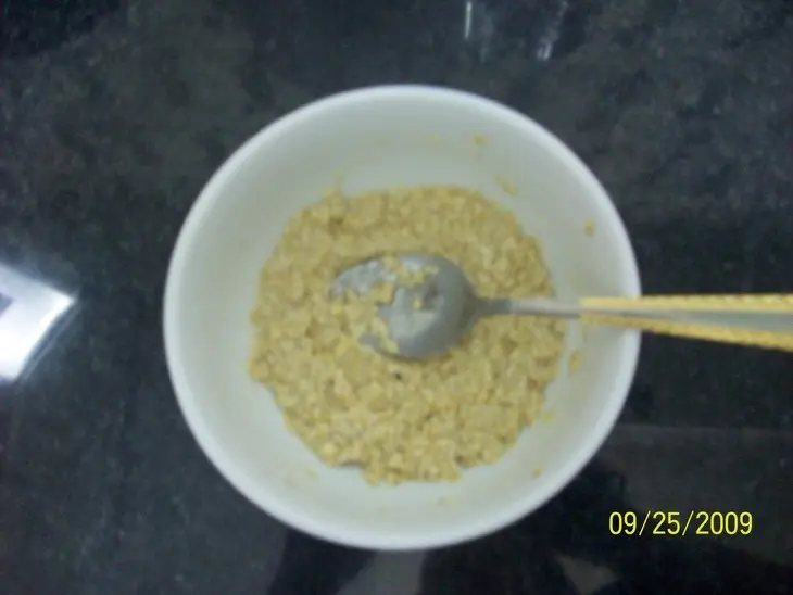 Куакер с грецкими орехами и мёдом.: шаг 1