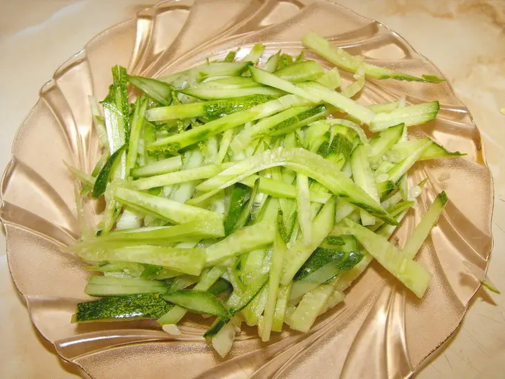 Салат из пекинской капусты с кальмарами: шаг 2