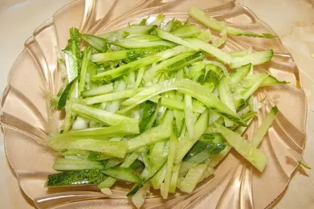 Салат из пекинской капусты с кальмарами: шаг 2