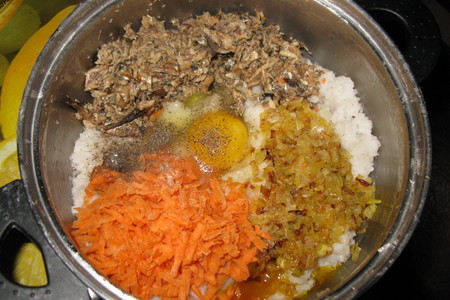 Рисово - рыбные ( с консервы ) котлеты  с овощами: шаг 2
