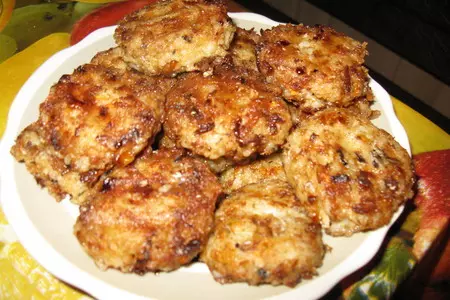 Рисово - рыбные ( с консервы ) котлеты  с овощами: шаг 5