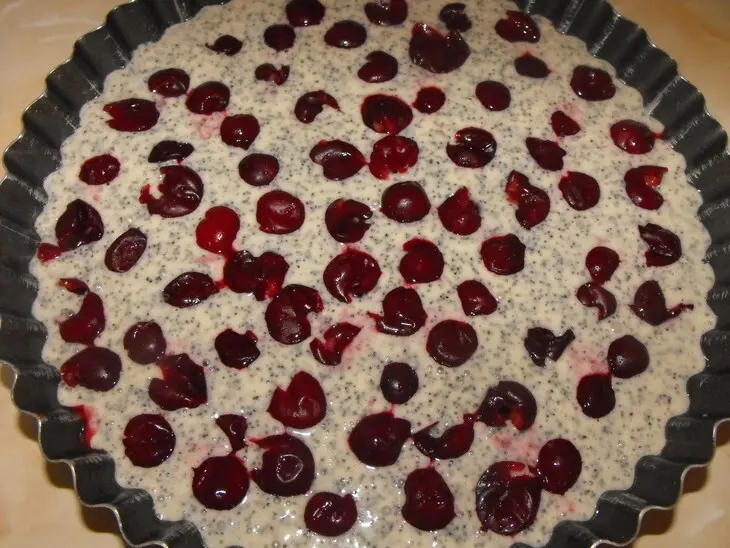 Пирог с маком и вишнями: шаг 4