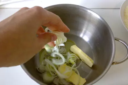 Ризотто  с луком пореем и грибами: шаг 3