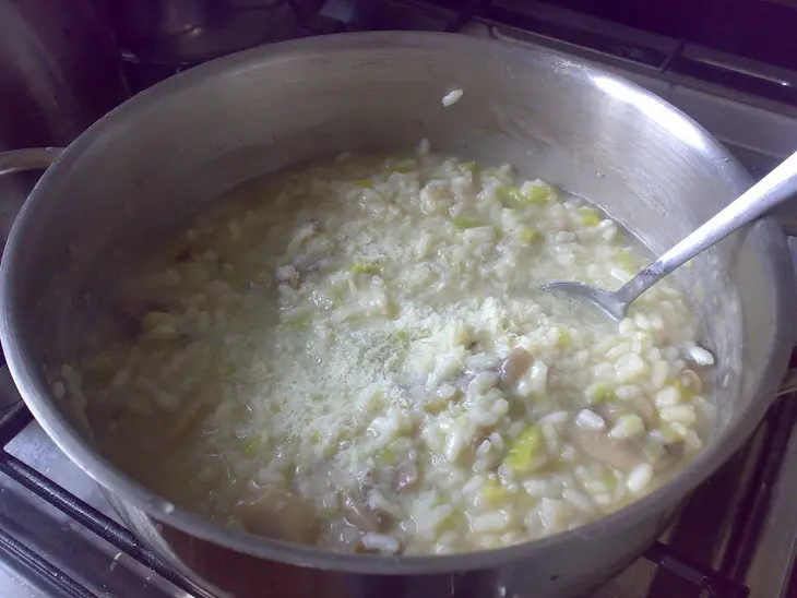 Ризотто  с луком пореем и грибами: шаг 7