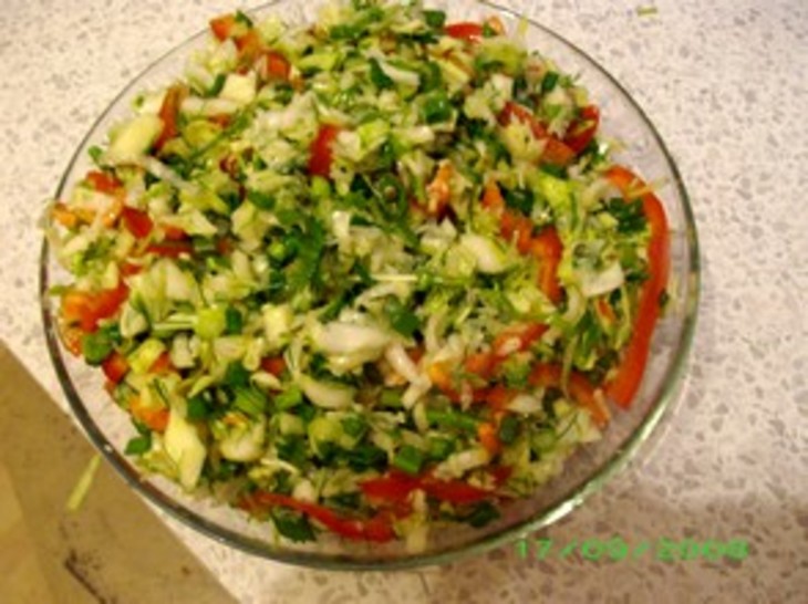 Салат витаминный с капустой: шаг 8