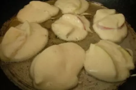 Оладушки с яблоками: шаг 3
