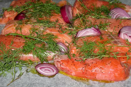 Башенки из горбуши с муссом из авокадо,сливочным хреном, крабами и красной икрой: шаг 1