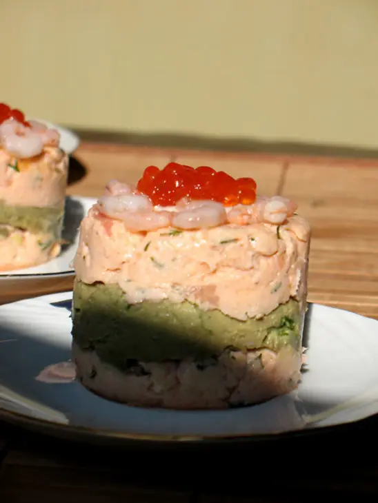 Башенки из горбуши с муссом из авокадо,сливочным хреном, крабами и красной икрой: шаг 3