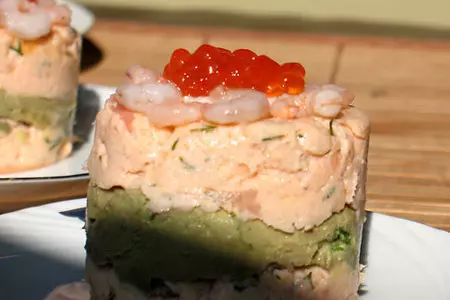 Башенки из горбуши с муссом из авокадо,сливочным хреном, крабами и красной икрой: шаг 3