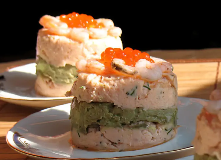 Башенки из горбуши с муссом из авокадо,сливочным хреном, крабами и красной икрой: шаг 4
