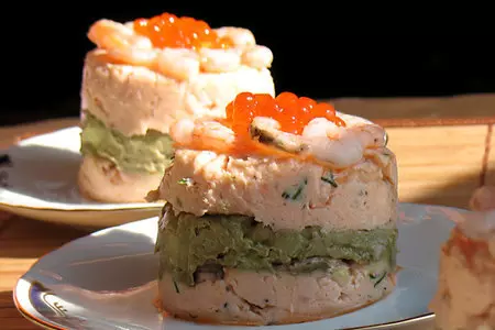 Башенки из горбуши с муссом из авокадо,сливочным хреном, крабами и красной икрой: шаг 4